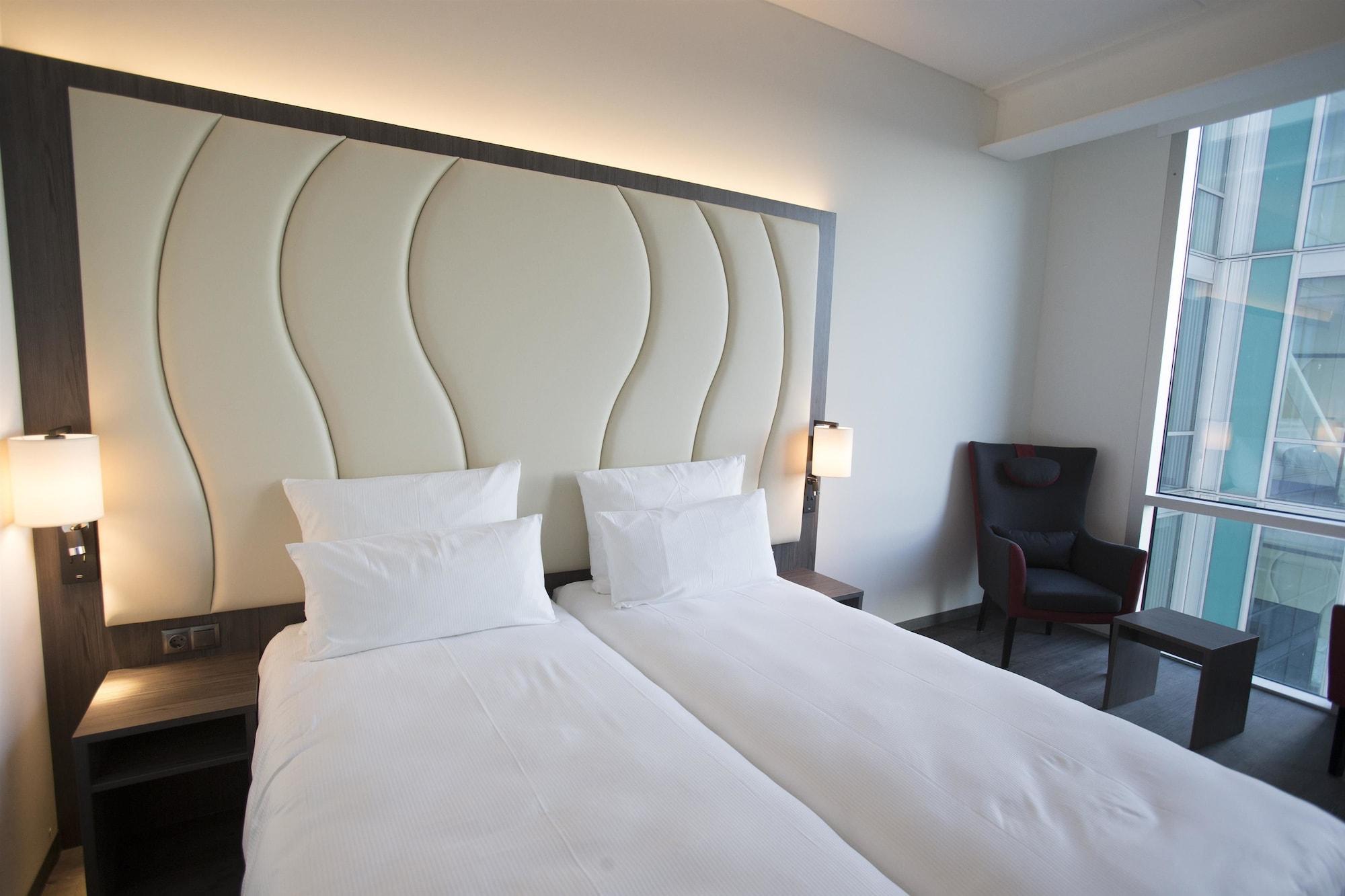 Plaza Premium 4*