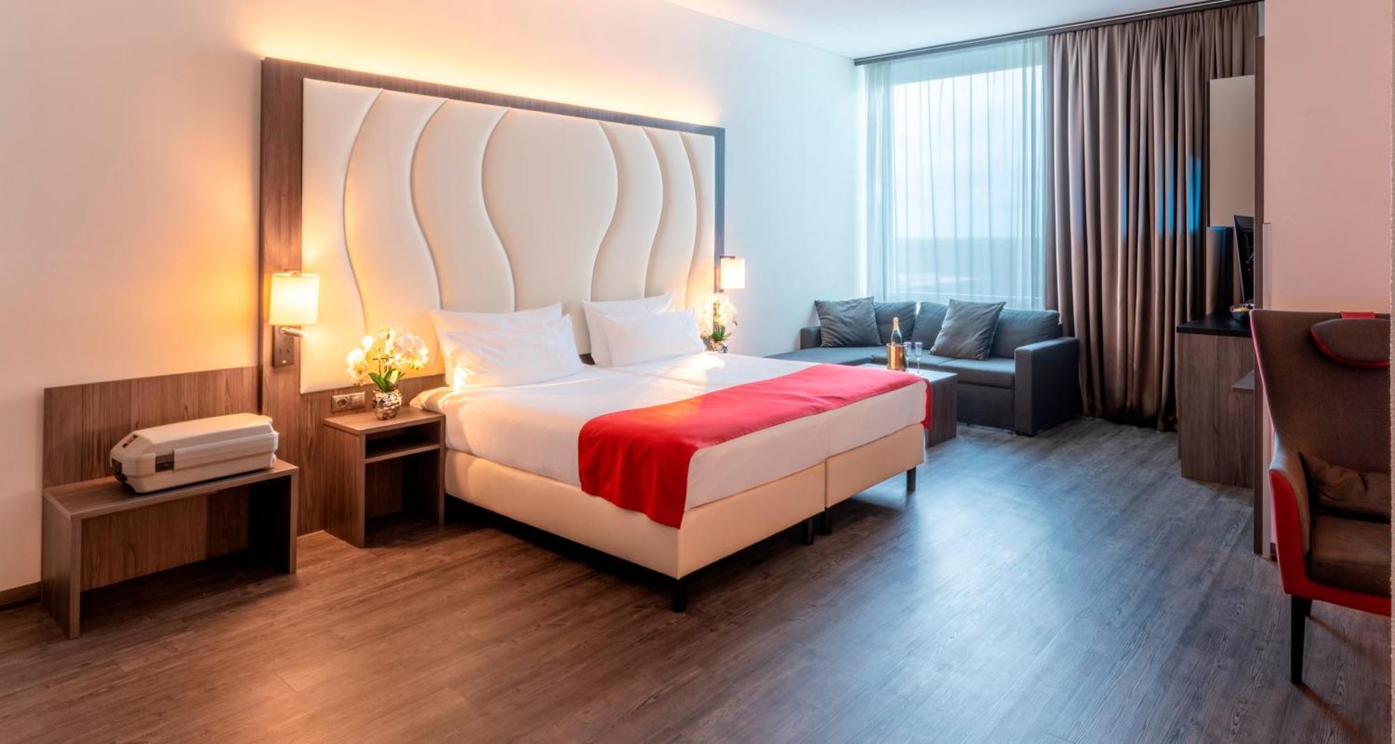 Plaza Premium 4*