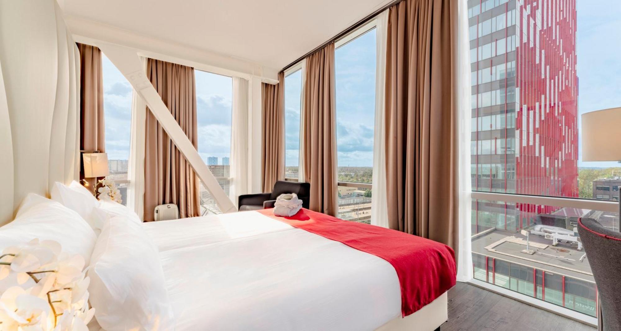 Plaza Premium 4*
